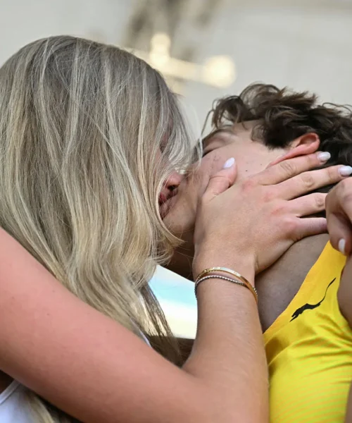 Duplantis scatenato: bacia la sua Desiré dopo l’ennesimo record del mondo. Foto