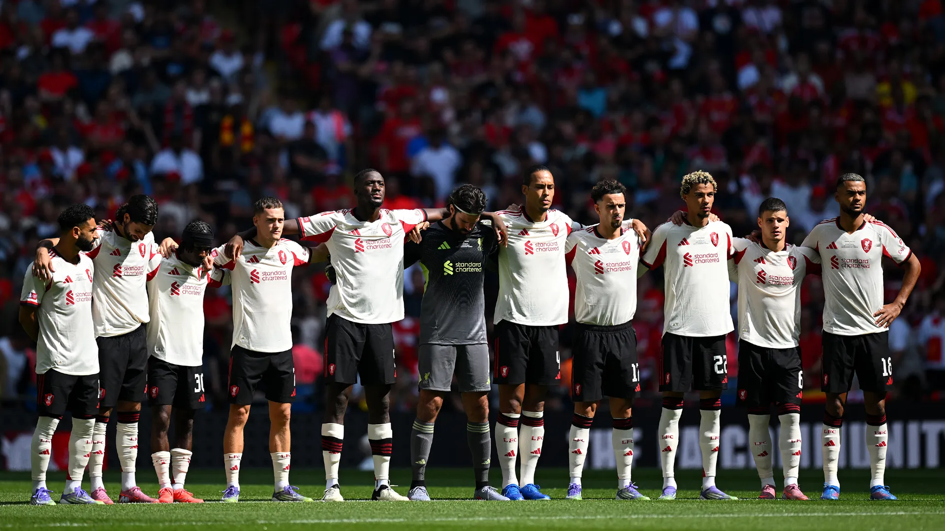 I giocatori del Liverpool si sono stretti in un abbraccio nel minuto di silenzio... 