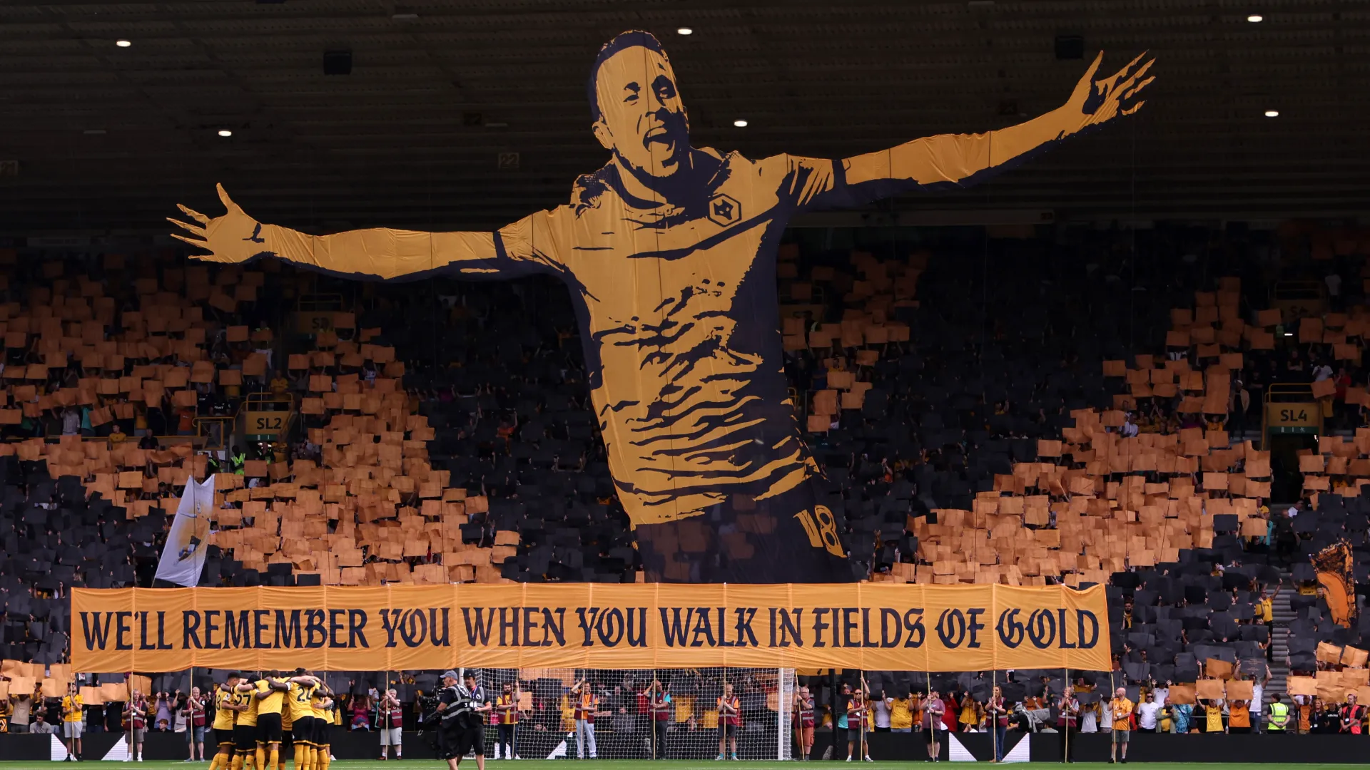 Incredibile la coreografia organizzata dai tifosi del Wolverhampton per la sfida contro il Manchester City
