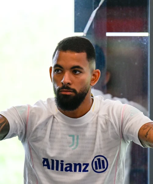 Juventus: Douglas Luiz divide i tifosi: tenerlo o lasciarlo andare?