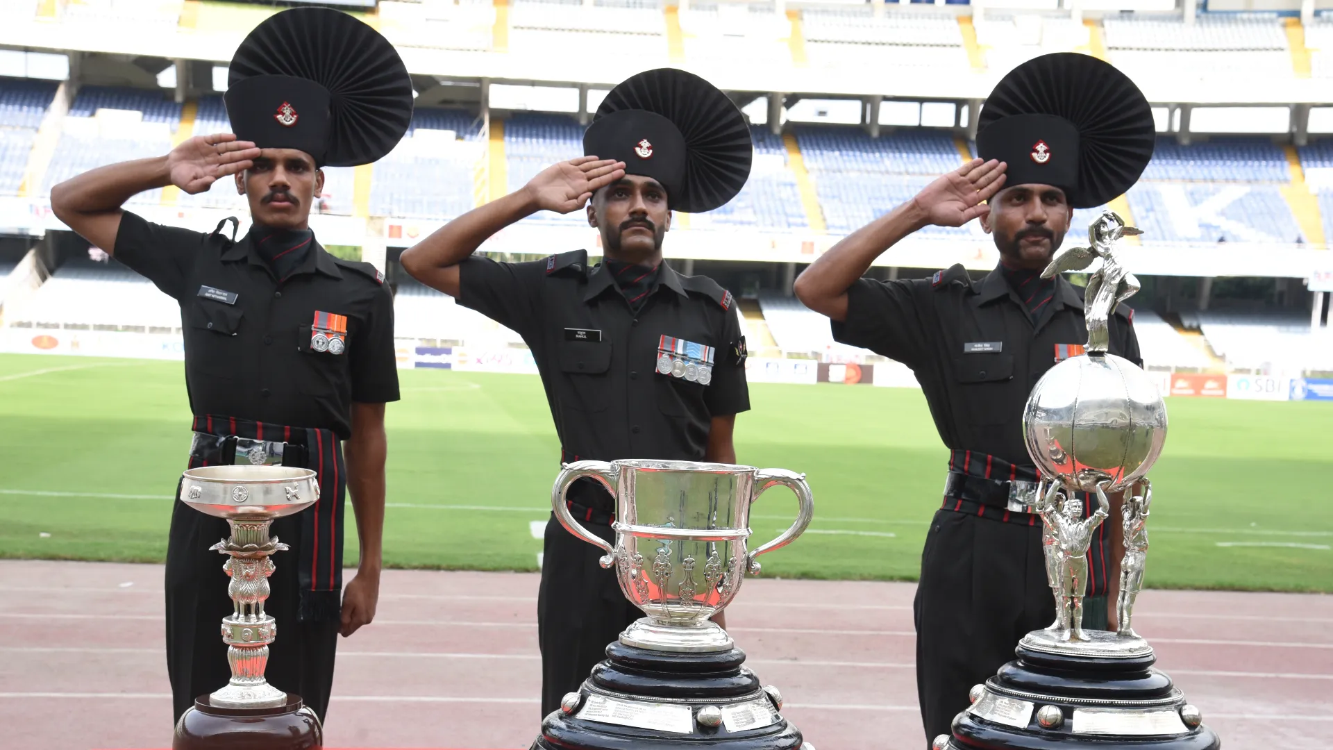 Altri soldati hanno portato in campo le coppe