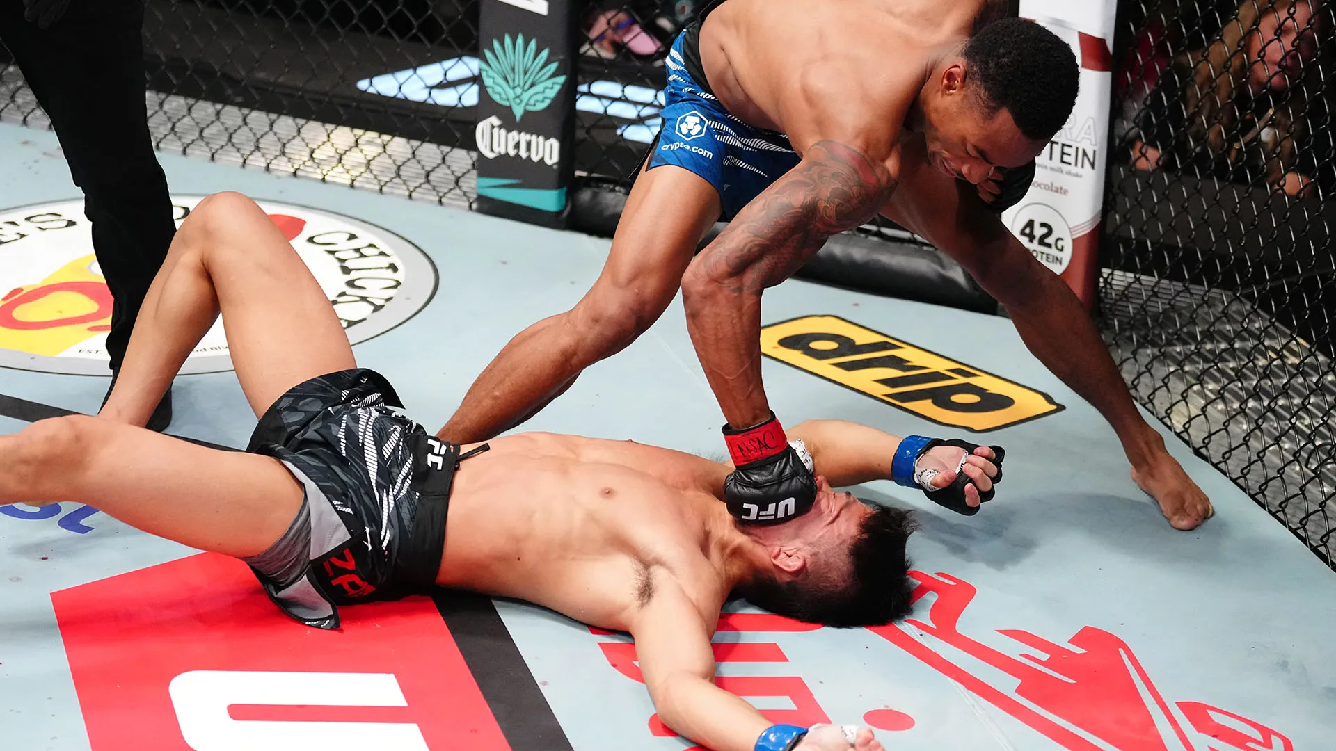 Infierisce sull'avversario dopo il devastante ko: grandi critiche in UFC per il lottatore. Le immagini