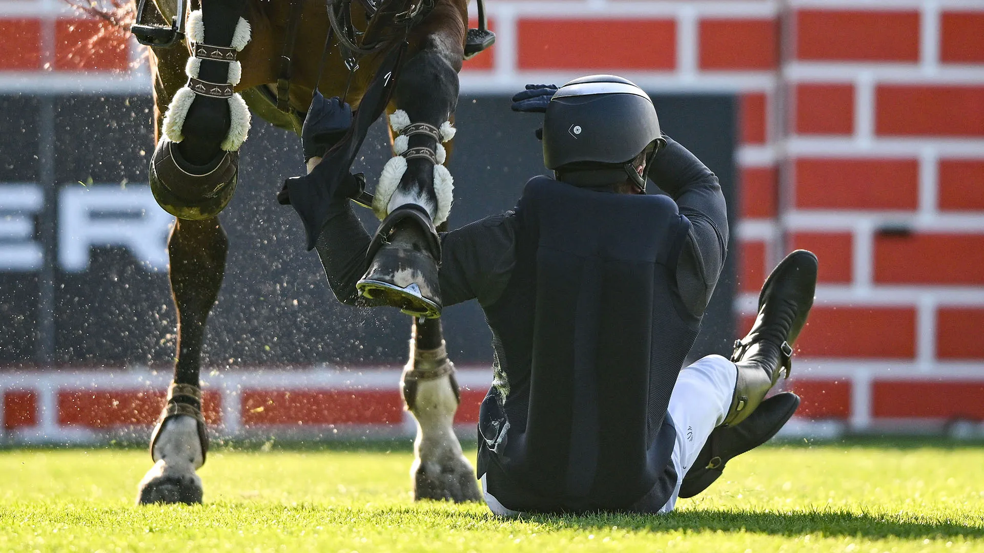 Fortunatamente Elliott è riuscito ad evitare di essere travolto dal suo cavallo