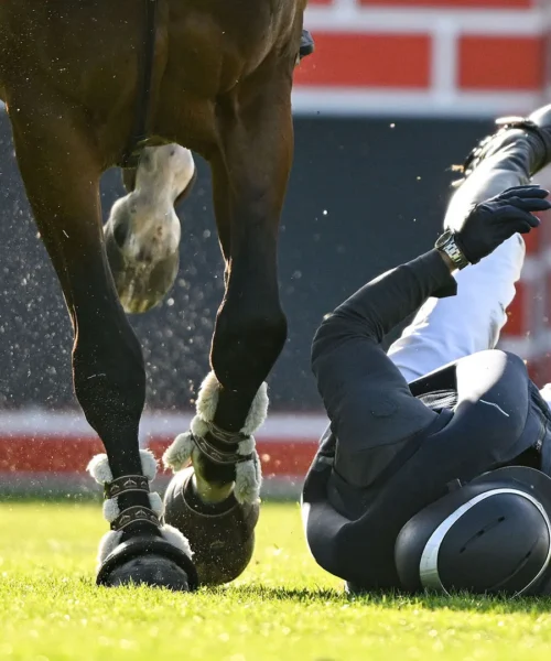 Cade da cavallo e rischia di essere travolto: foto