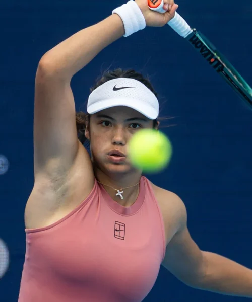 Emma Raducanu litiga con l’arbitro durante la partita contro Aryna Sabalenka