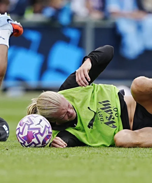 “Ma è impazzito?”: tifosi furiosi per il fallo su Haaland in allenamento. Foto