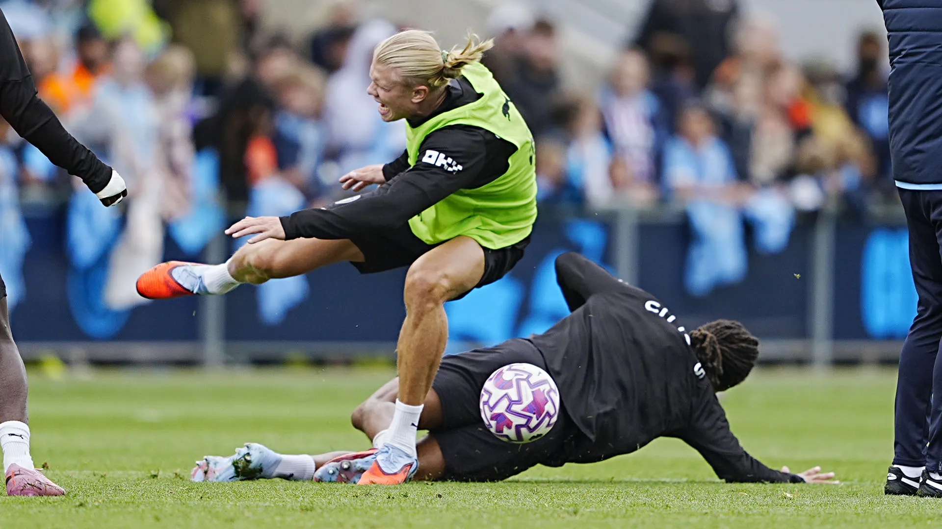 Il gioco è stato fermato e l'attaccante del Manchester City è stato medicato
