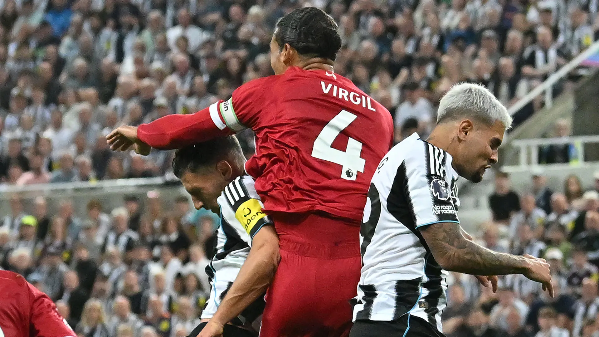 Il giocatore svizzero si è scontrato con van Dijk nel secondo tempo della partita con i Reds