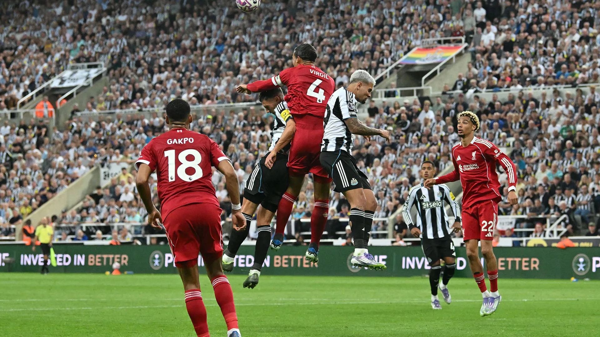 Durante il match contro il Liverpool il difensore del Newcastle Fabian Schär si è fatto male