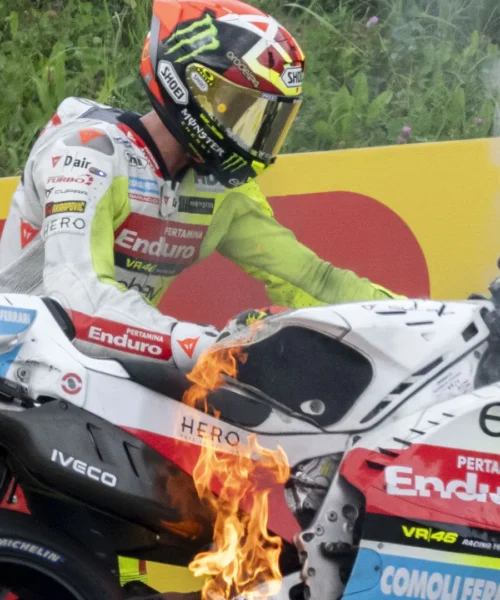 Moto in fiamme durante la gara, spavento enorme per Fabio Di Giannantonio. Foto