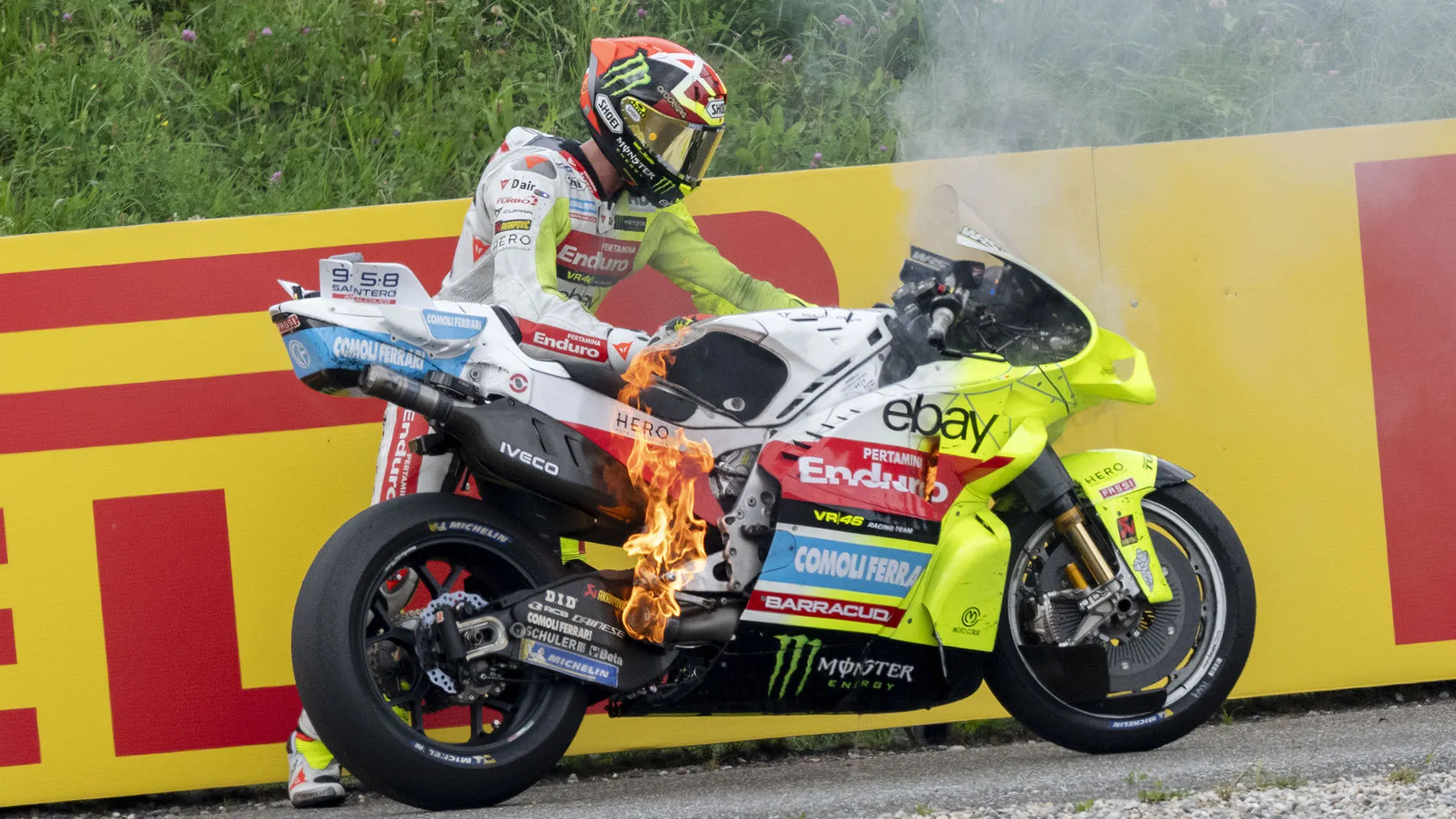 Al ventunesimo giro la moto di Fabio Di Giannantonio ha preso fuoco dallo scarico
