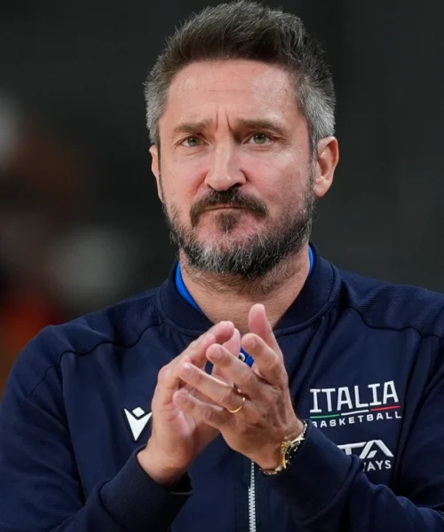 L’Italbasket supera la Lettonia di Banchi nel ricordo di Marco Bonamico. La dedica di Pozzecco