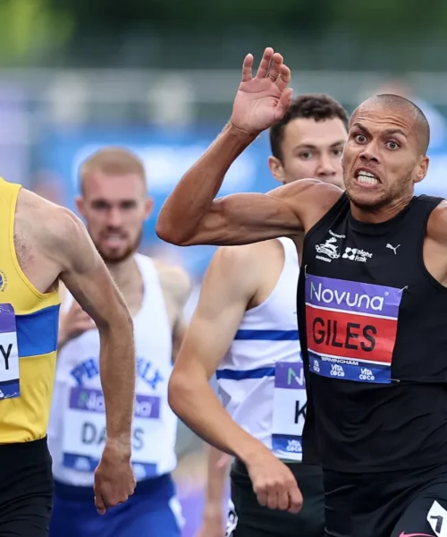 L’atleta cerca di impedire il sorpasso sul traguardo: polemiche. Le immagini