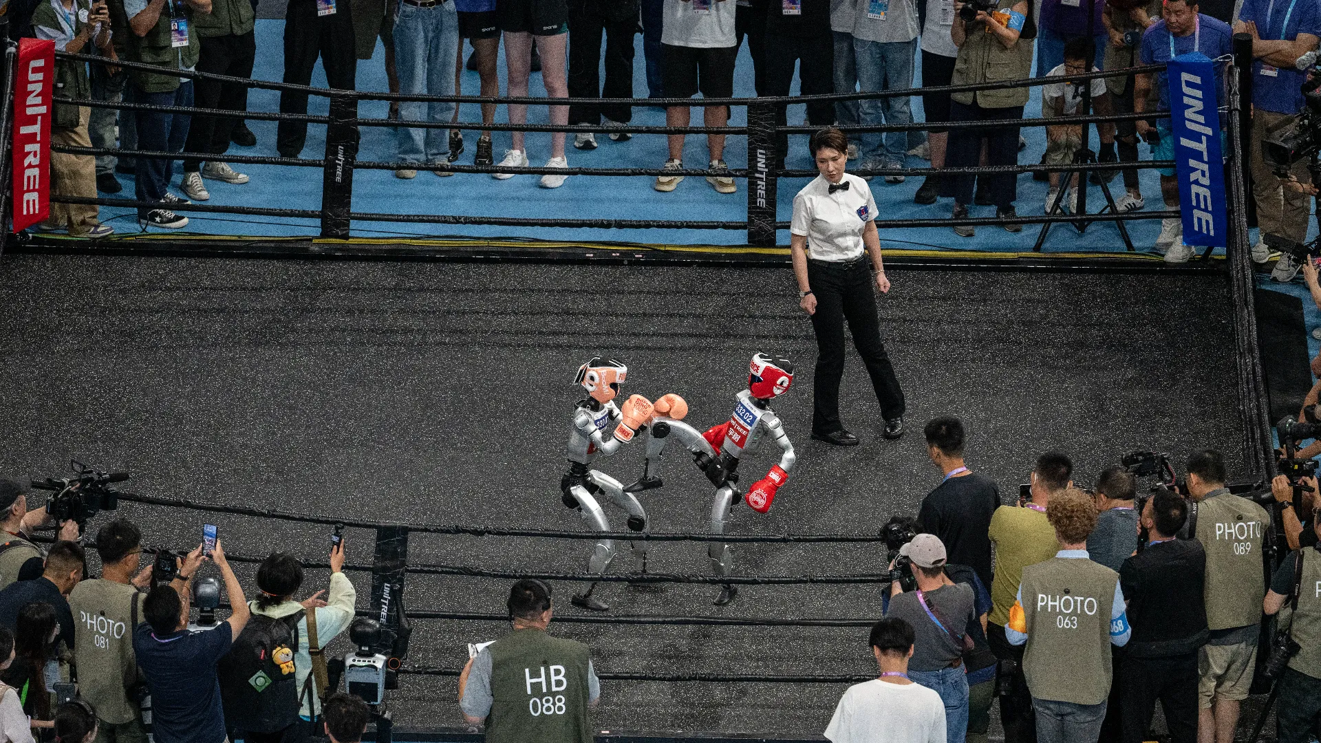 In foto robot umanoidi si esibiscono nel kickboxing