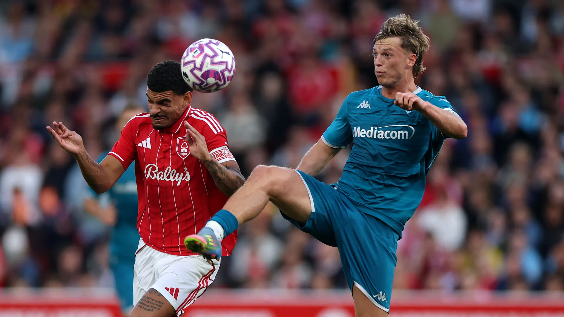 Per respingere un pallone, Albert Gudmundsson ha alzato molto la gamba
