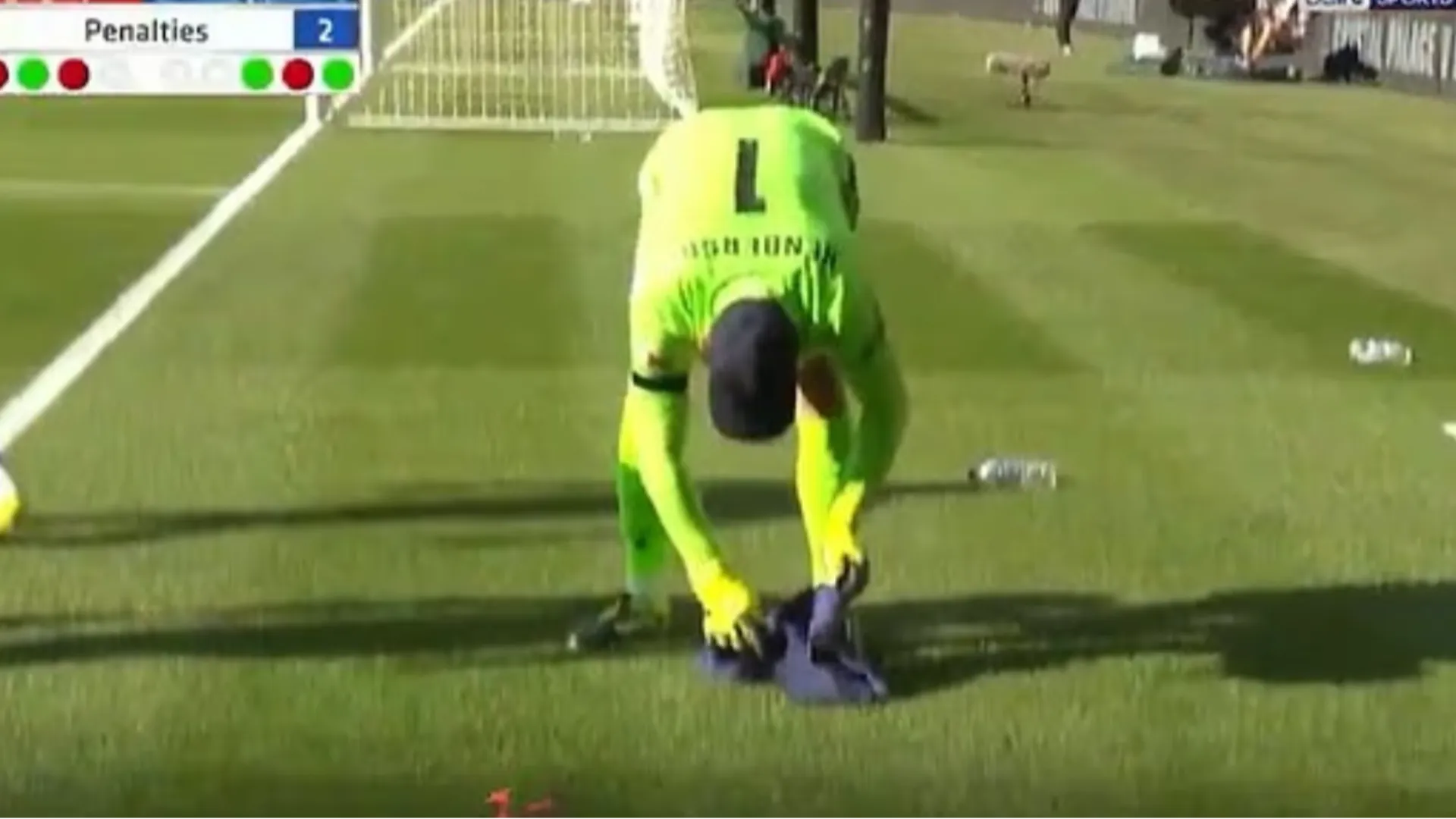 Henderson ha scritto le indicazioni sui rigoristi del Liverpool su una borraccia d'acqua, che ha poi nascosto sotto un asciugamano