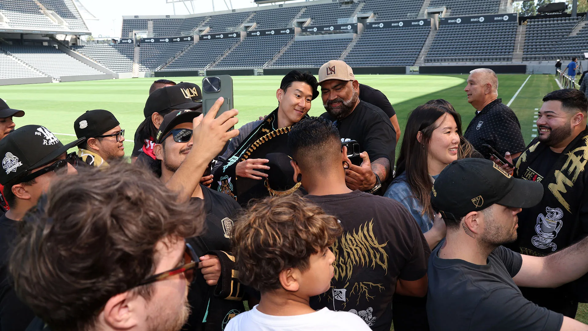 Ad aspettarlo c'erano tantissimi tifosi del gruppo 3252, la community di tifosi del Los Angeles FC