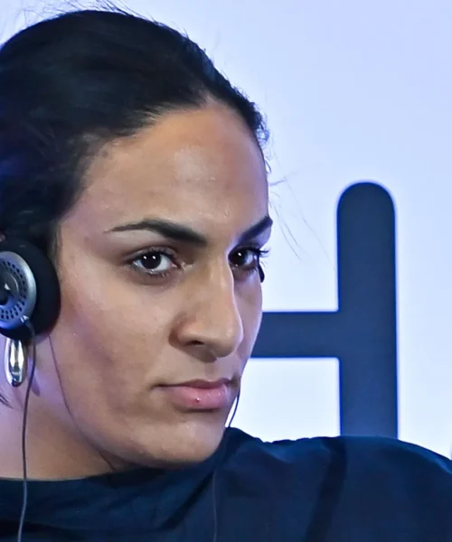 Imane Khelif smentisce il ritiro e passa al contrattacco