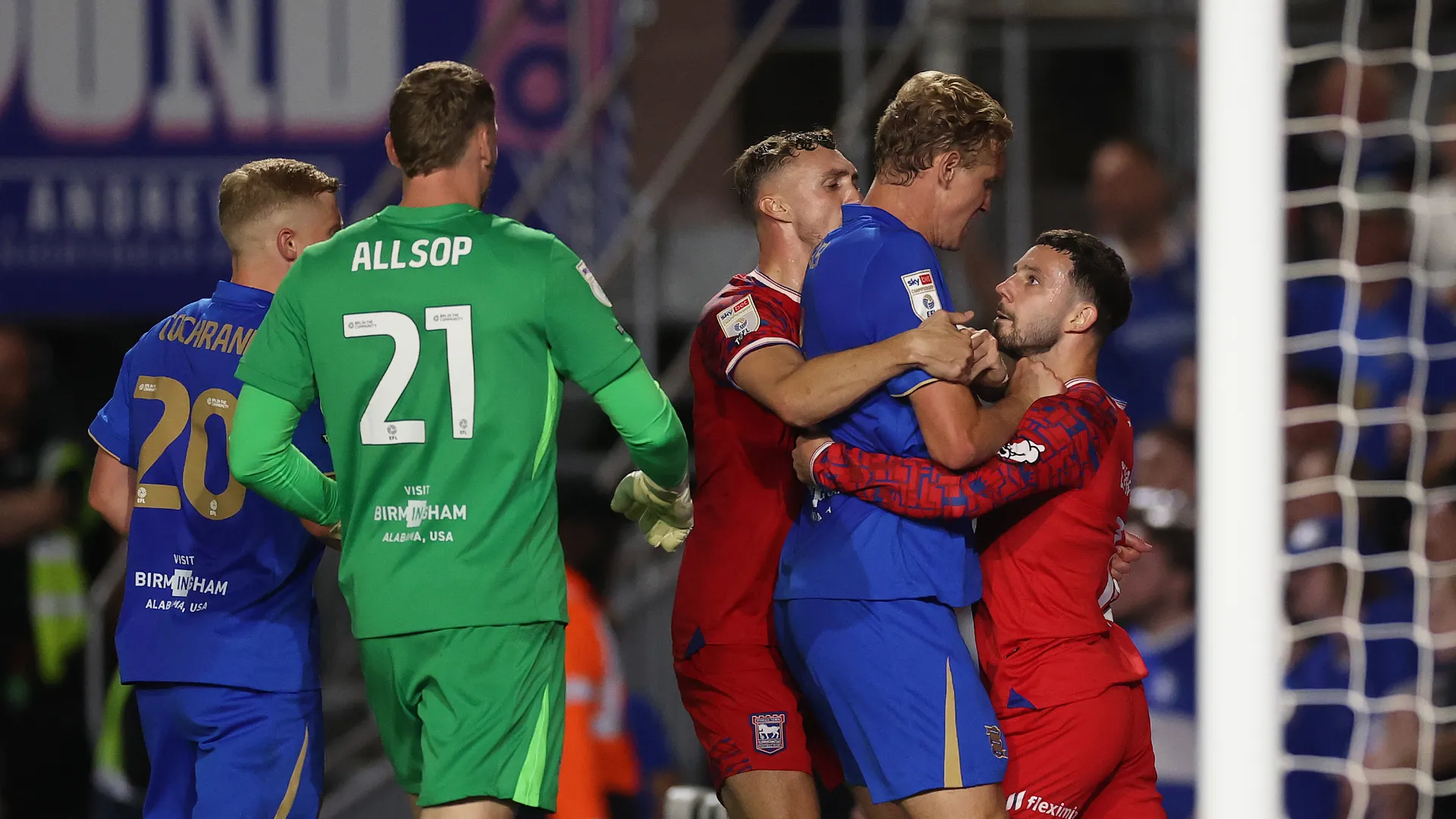Scene vergognose quelle viste durante la partita tra Birmingham e Ipswich
