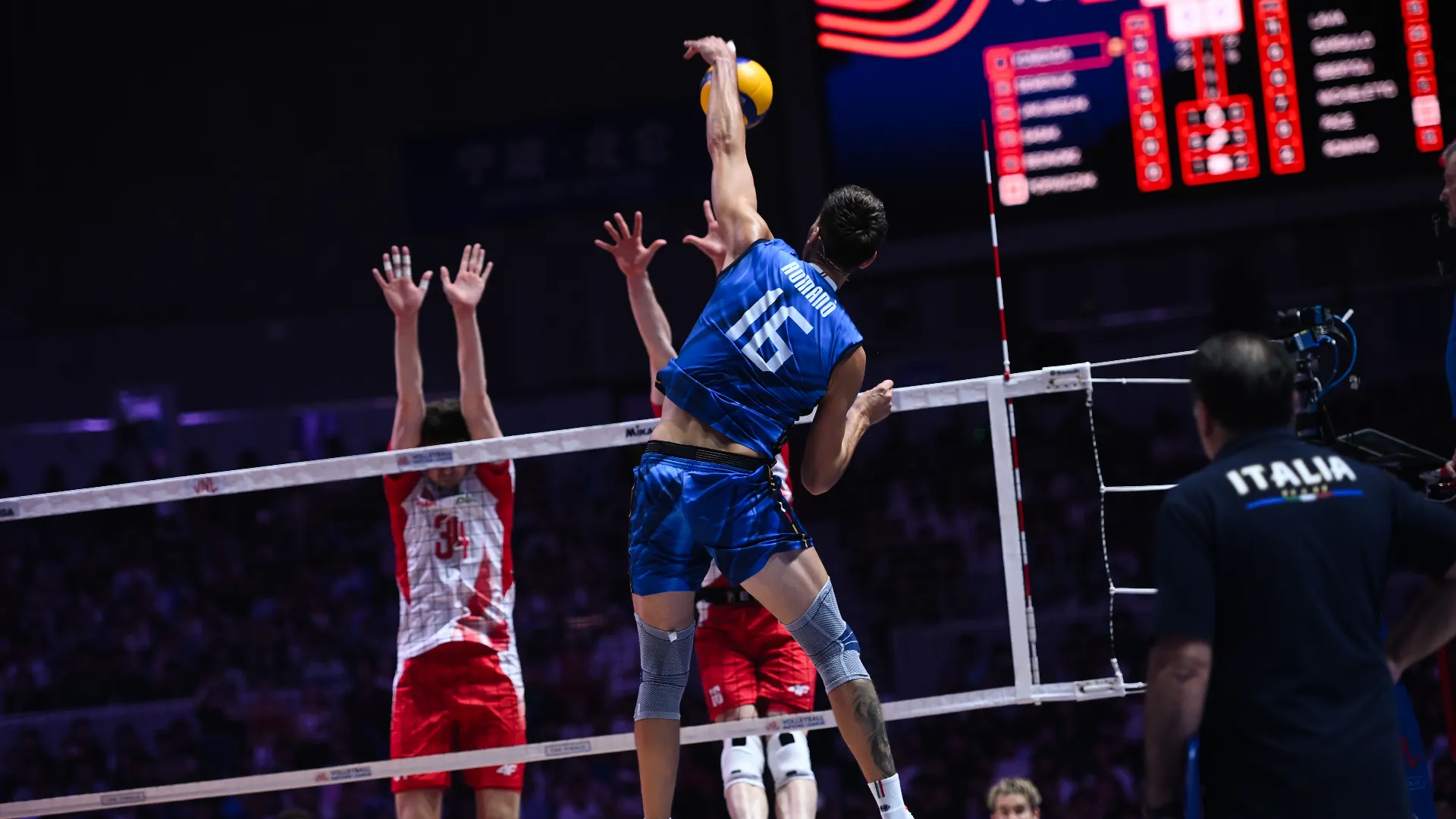 Per il CT De Giorgi questa è la quarta medaglia conquistata sulla panchina azzurra: l’oro ai Campionati Europei 2021, l’oro ai Campionati Mondiali 2022, l’argento agli Europei 2023 e ora l’argento nella Volleyball Nations League 2025.
