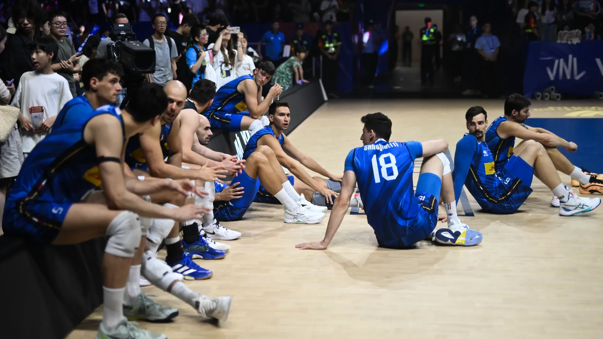 Dall’altra parte della rete la Polonia dopo aver vinto con non poca fatica il primo set, ha tenuto sempre in mano il pallino del gioco nel secondo e terzo set e conquistato la vittoria finale. 