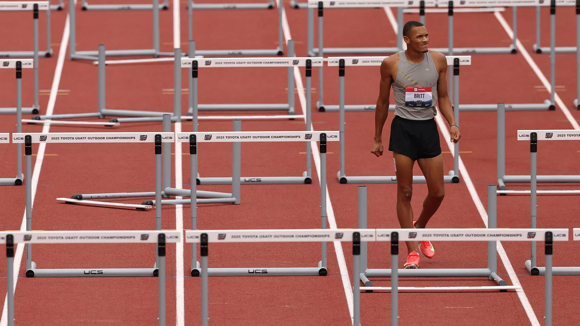 Jamal Britt ha 26 anni ed è un atleta specializzato nei 60 metri ad ostacoli e nei 110 metri ad ostacoli