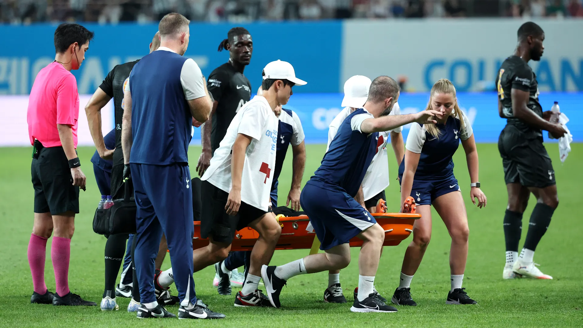 Lo staff medico del Tottenham si è precipitato in campo per soccorrerlo
