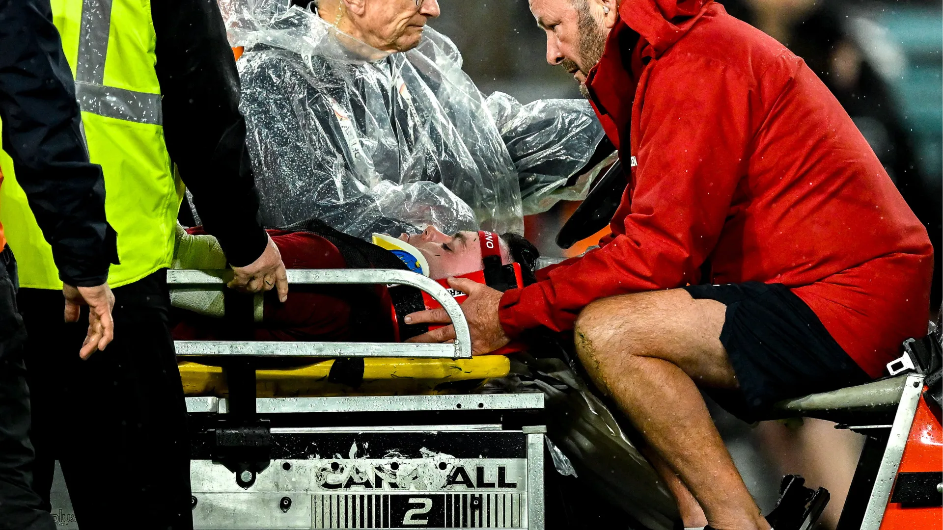 Successivamente l'hanno caricato sul kart medico per portarlo fuori dal campo
