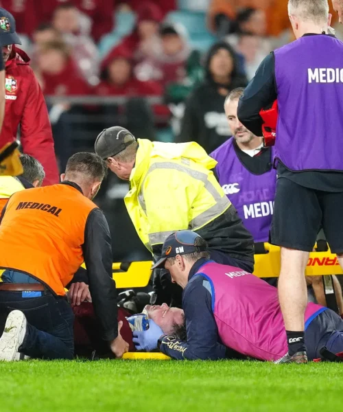 Ginocchiata in testa, il campione perde i sensi e arrivano i medici. Foto