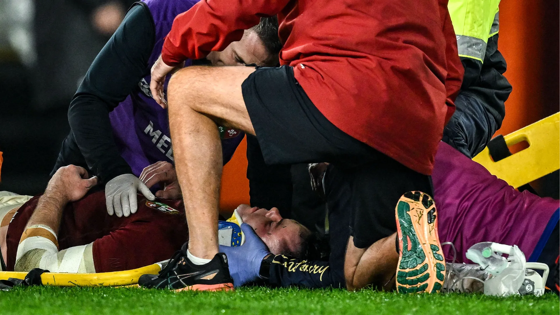 Tremendo colpo in testa, attimi di terrore in campo
