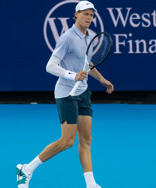 Jannik Sinner non dà scampo a Felix Auger-Aliassime e vola in semifinale
