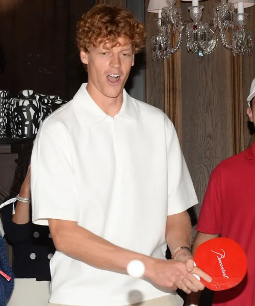 Jannik Sinner contro Naomi Osaka: le foto dell’epico match di ping pong
