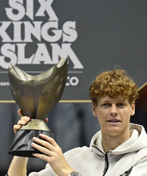 Jannik Sinner torna al Six Kings Slam ma è polemica sulla locandina