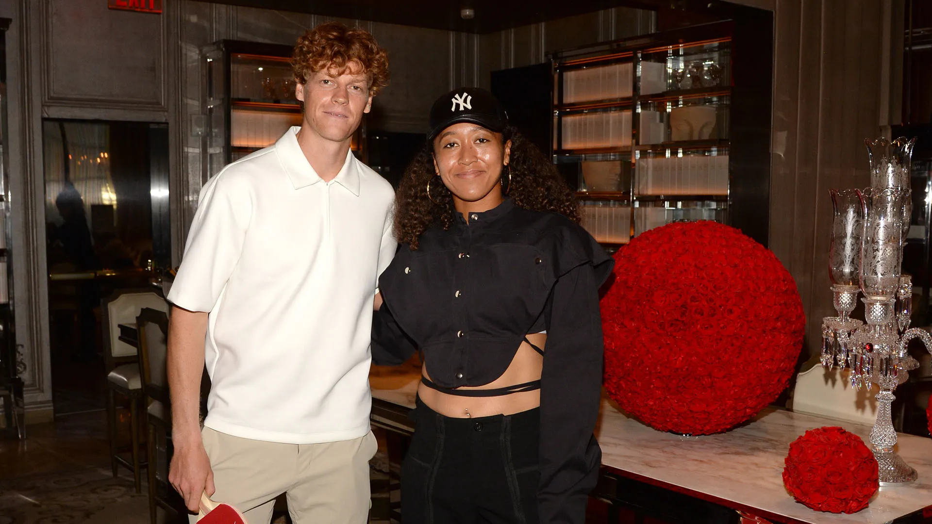 Jannik Sinner contro Naomi Osaka: le immagini dell'epico match di ping pong