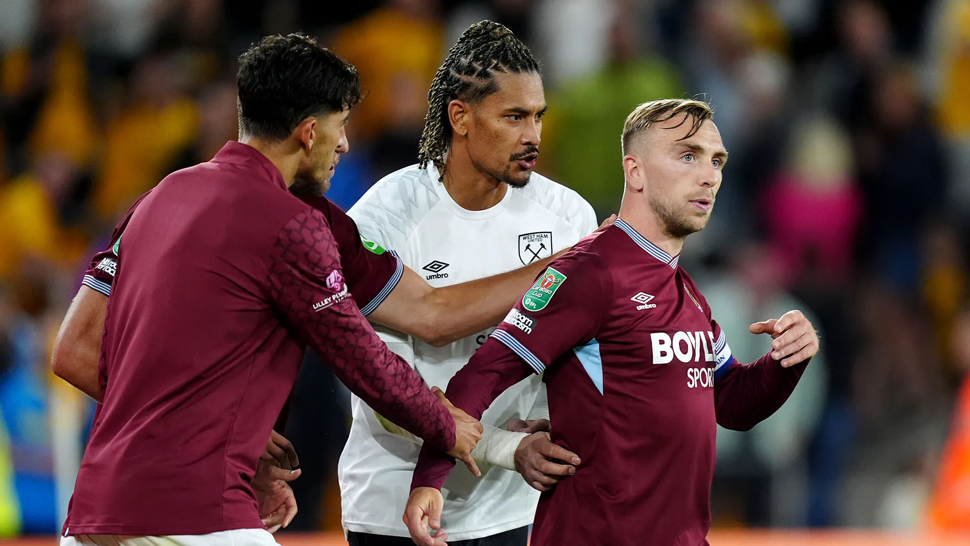 Jarrod Bowen si è infuriato ed è stato trattenuto dagli steward e dai suoi compagni di squadra