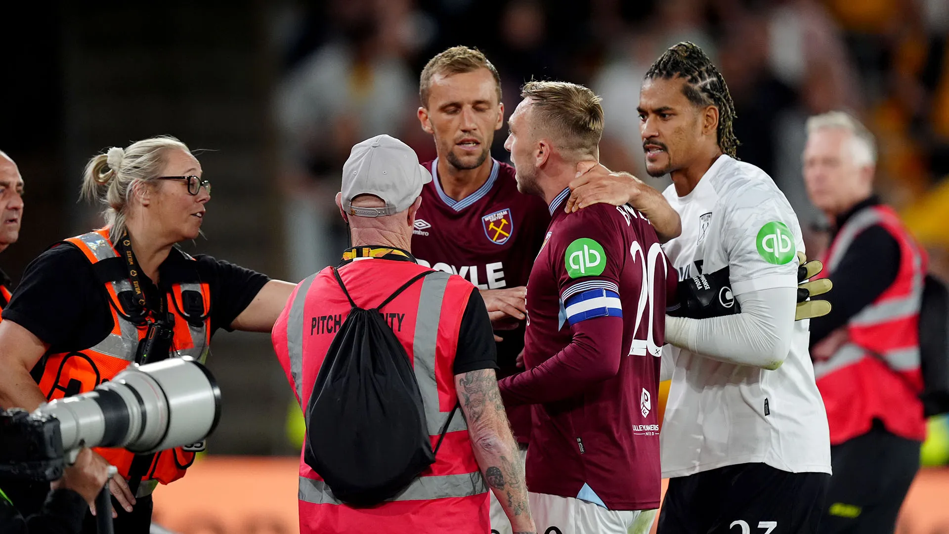 Le riprese tv hanno mostrato il capitano del West Ham, Jarrod Bowen, mentre si è diretto verso la zona dei suoi tifosi dopo il fischio finale