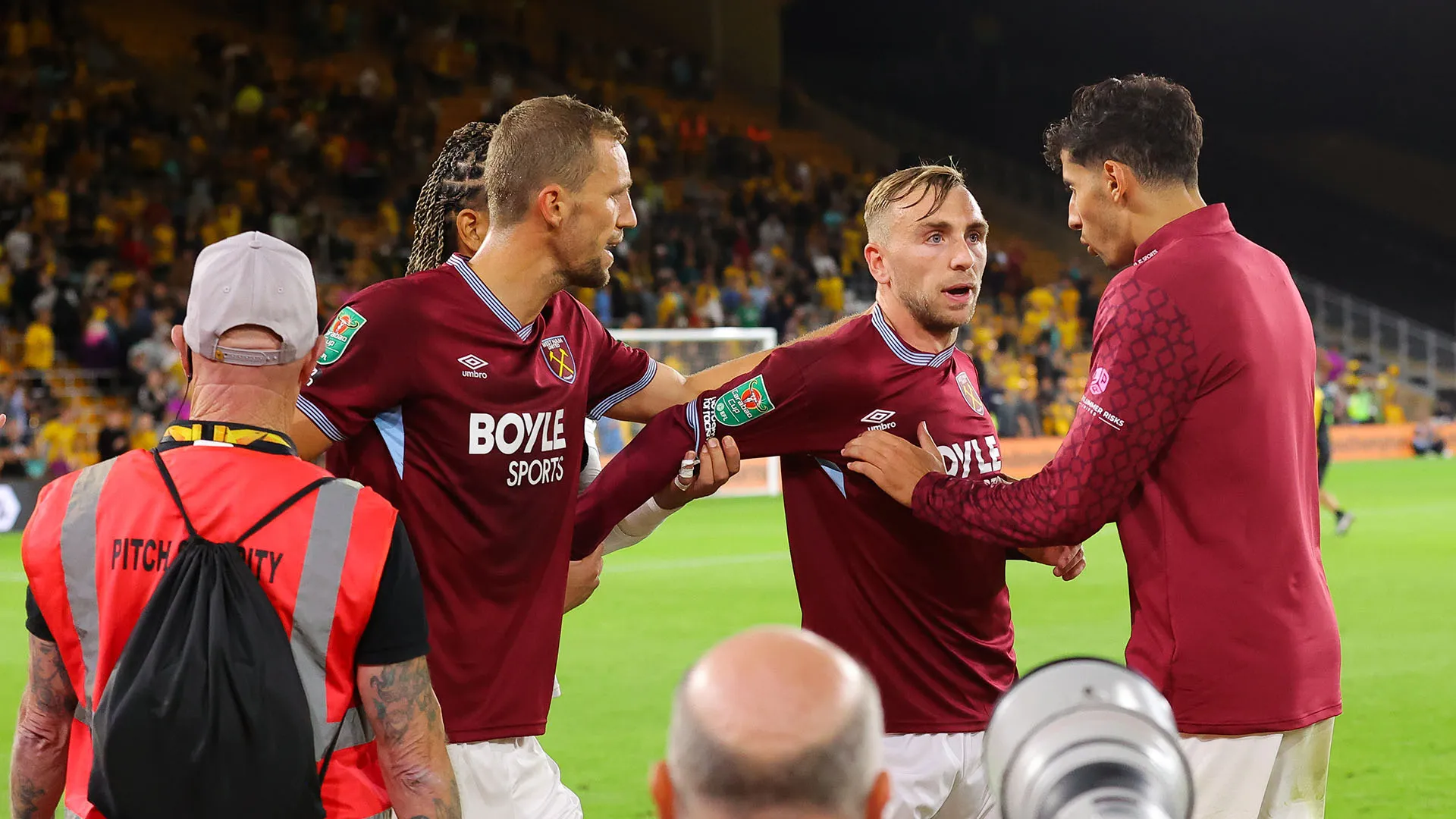 La prestazione della squadra ha fatto infuriare i tifosi del West Ham, che hanno cominciato a insultare i giocatori