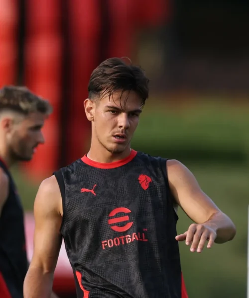 Guai Milan: per Jashari frattura al perone dopo lo scontro con Gimenez. Stravolto il mercato