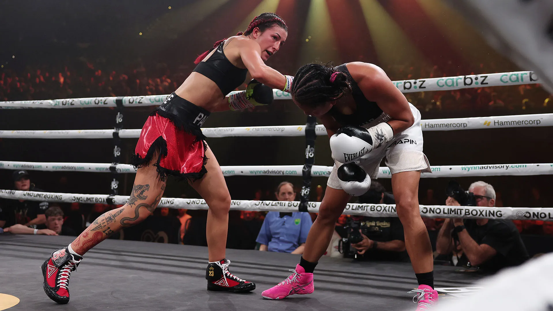 La stella australiana della boxe ha vinto nettamente contro la rivale Efasha Kamarudin, di Singapore