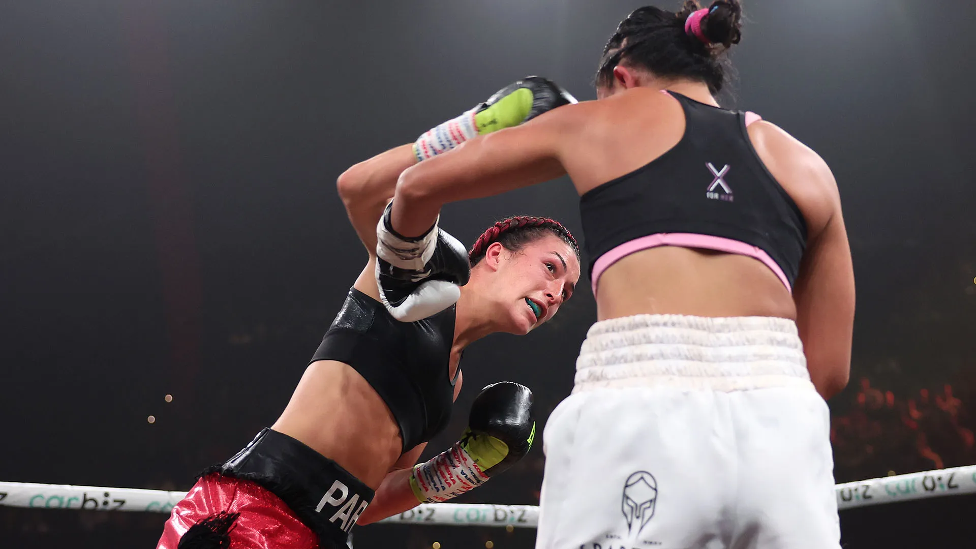 Parr ha iniziato il suo percorso praticando kickboxing, poi è passata alla boxe