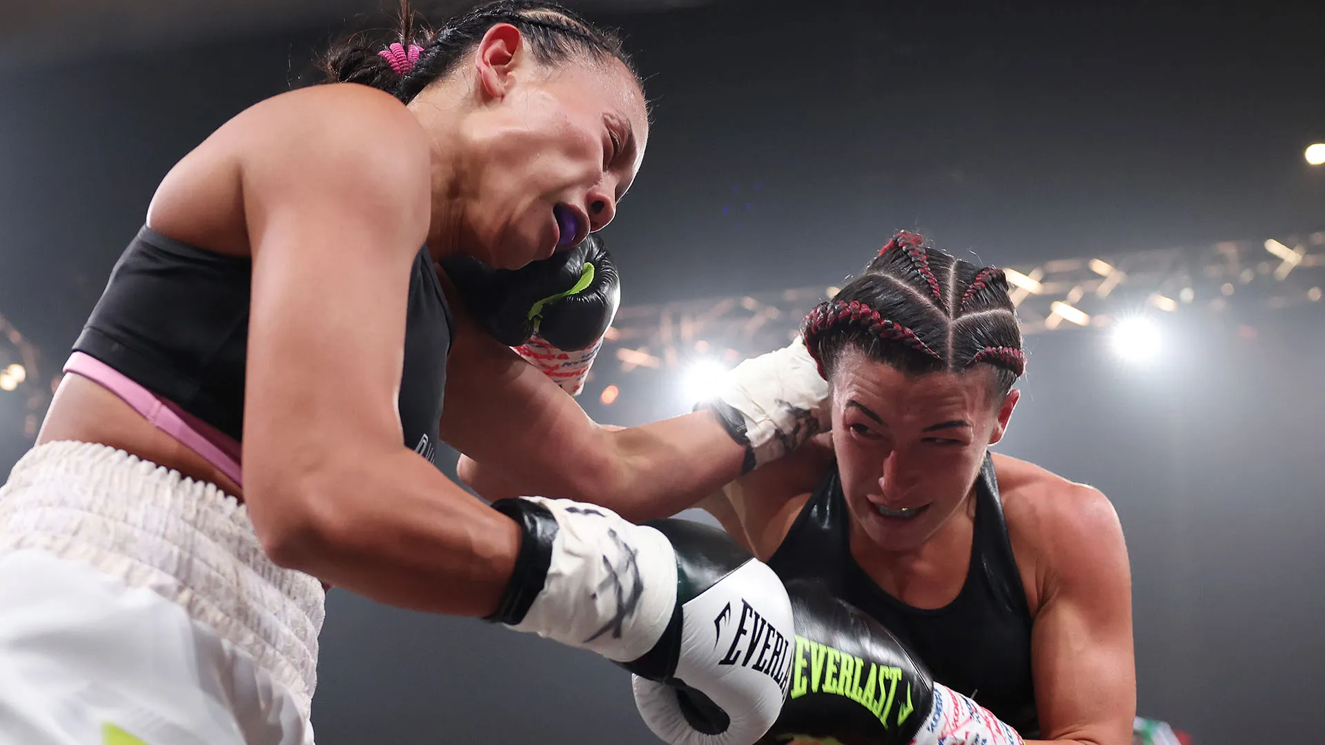 "Mi piacerebbe davvero che riuscisse a raggiungere i suoi obiettivi nella boxe per poi passare direttamente all'UFC", ha detto il suo manager