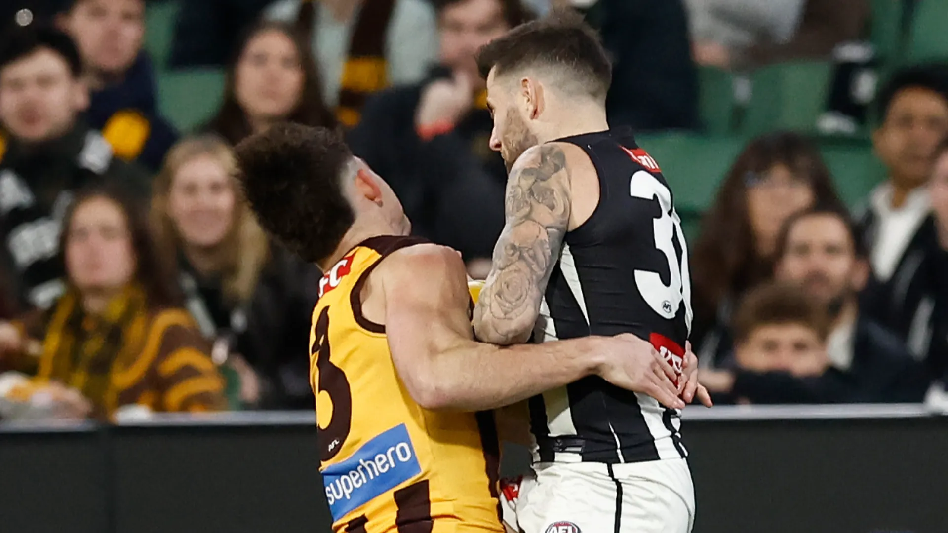 Violentissimo l'impatto tra Jeremy Howe e Jai Newcombe
