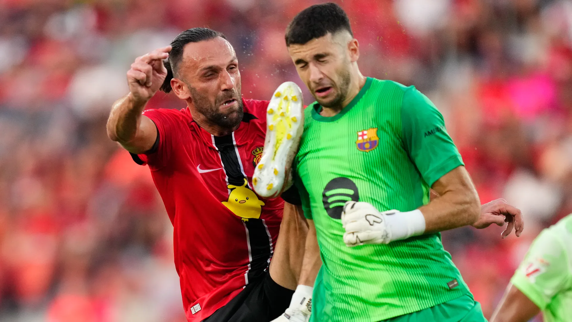 Vedat Muriqi stava cercando di intercettare il pallone ma ha colpito Joan Garcia
