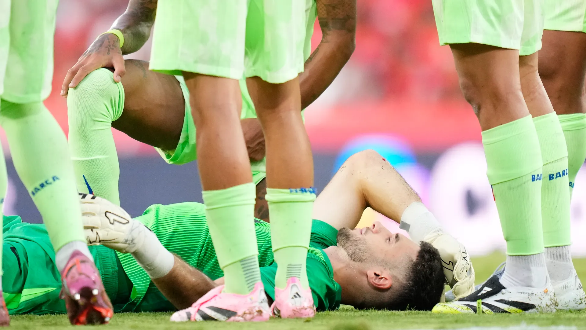 Il portiere è caduto a terra ed era molto dolorante
