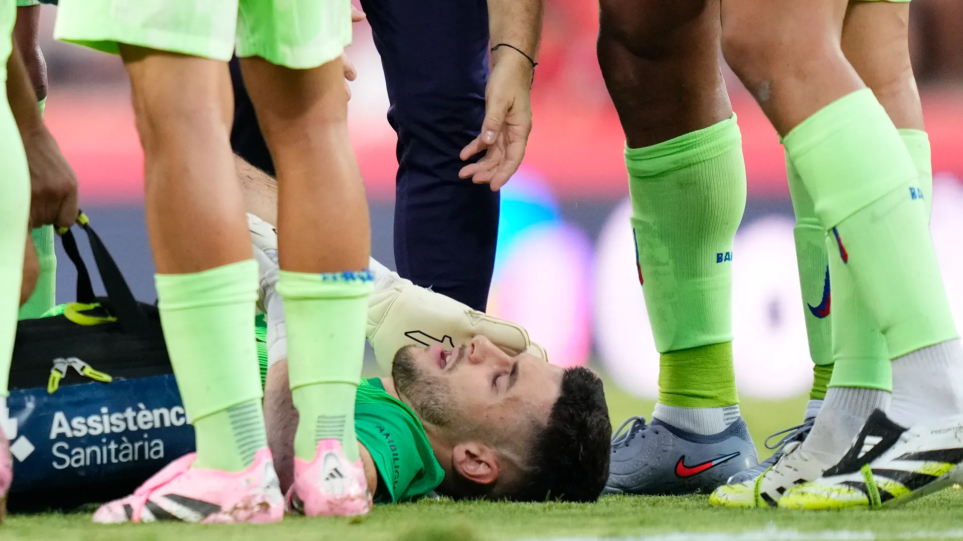 Joan Garcia è stato immediatamente soccorso: aveva una grande botta sul viso
