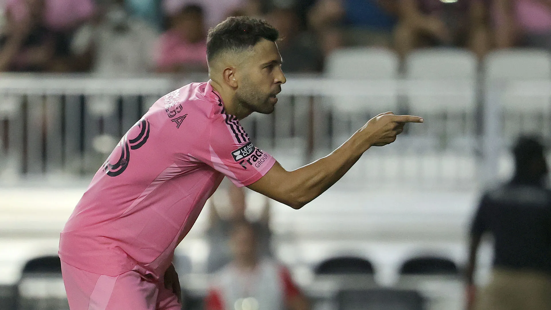 Prima di calciare il rigore, il portiere avversario ha tentato di innervosirlo indicandogli l'angolino basso alla sua destra...