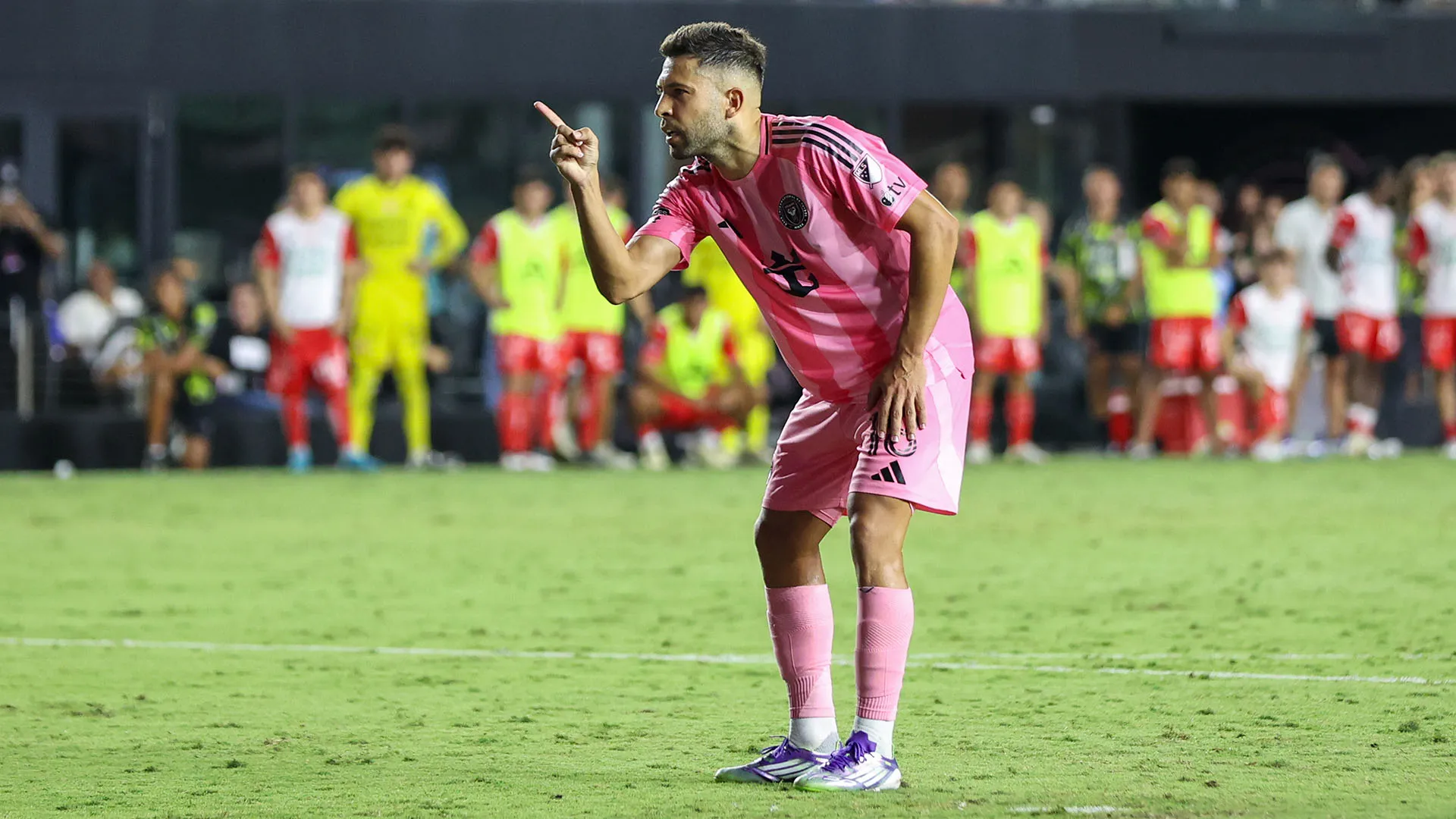 Jordi Alba ha calciato proprio in quel punto, sfidando il portiere avversario