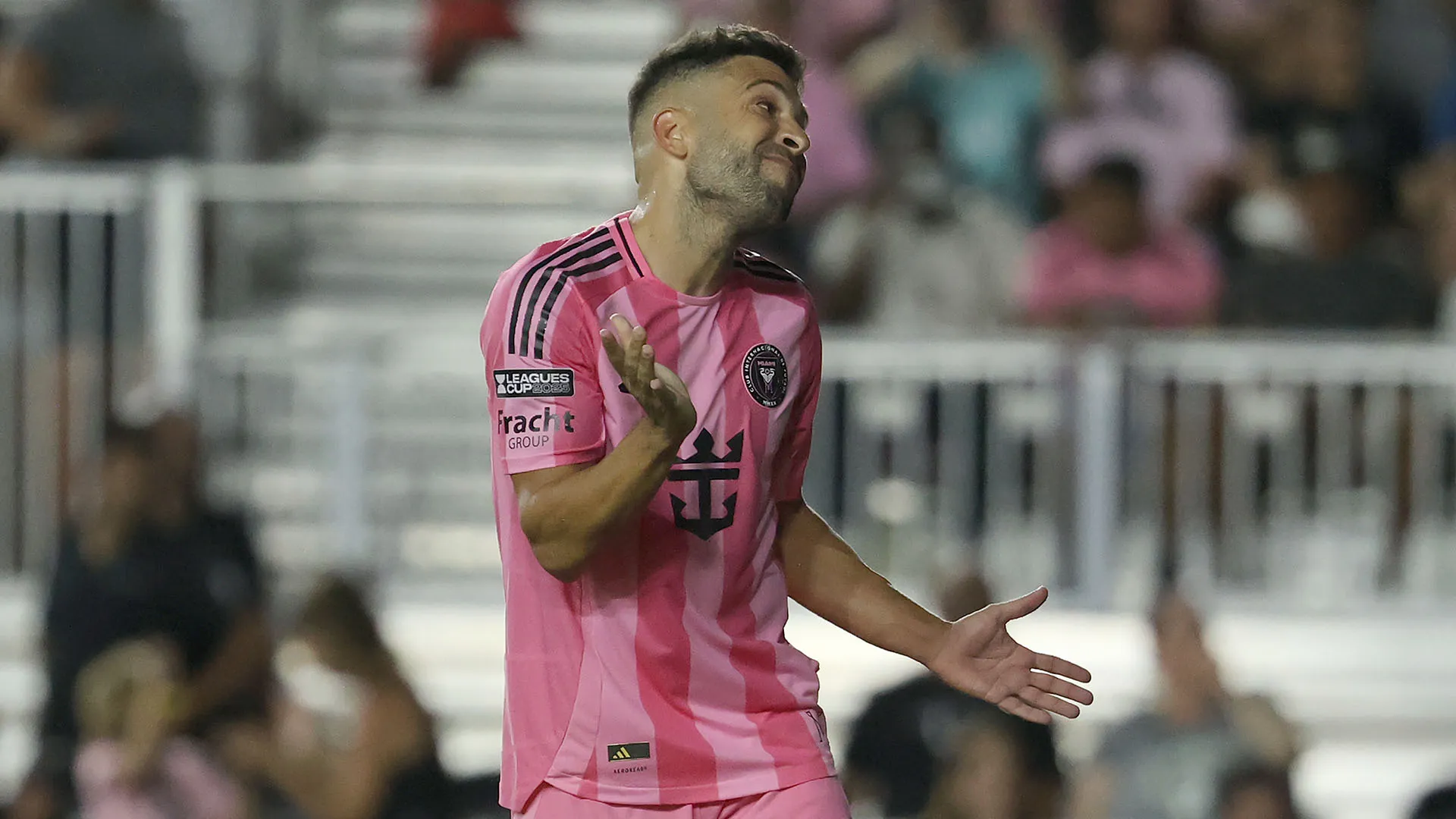 Tempesta di polemiche contro Jordi Alba dopo il gesto poco elegante. Foto