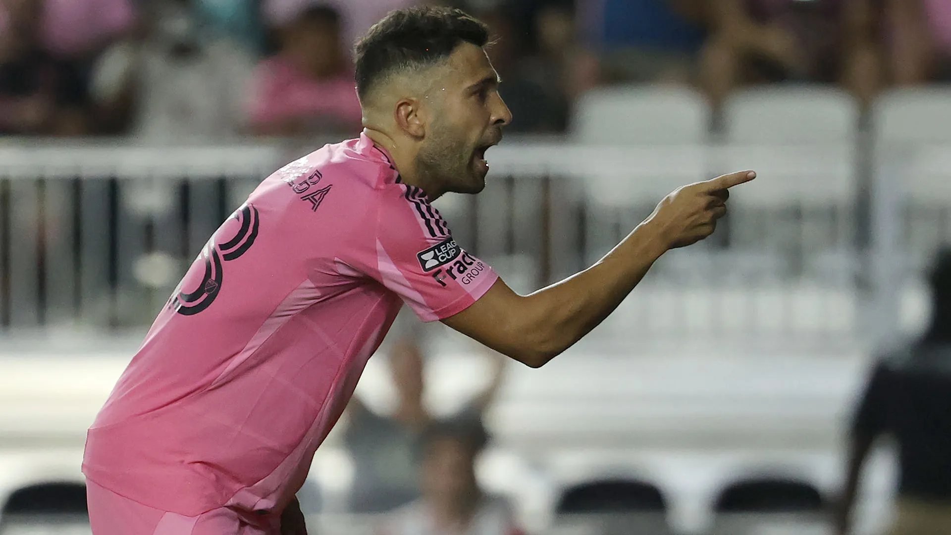 Appena il pallone è entrato in rete, il terzino ha preso in giro il portiere avversario