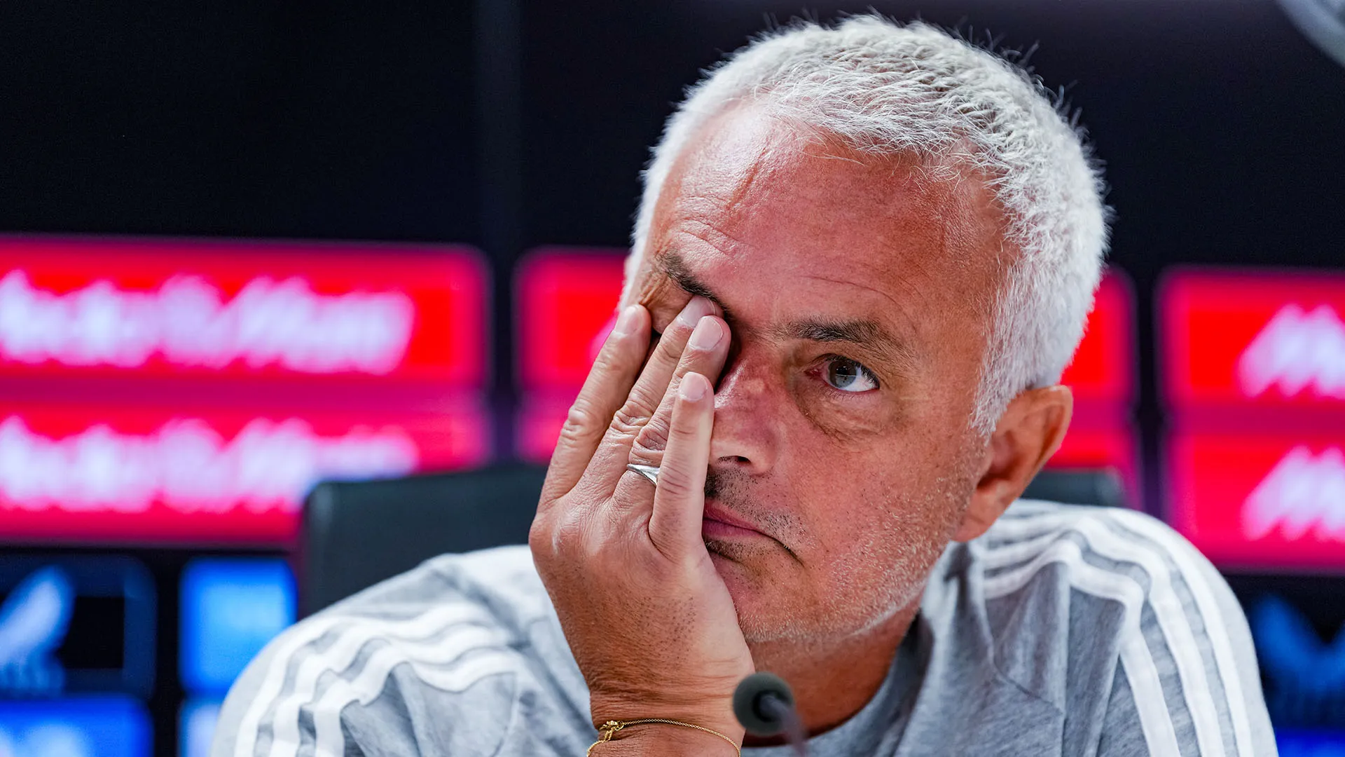 "È una parte della mia storia che se ne va", ha detto Mourinho visibilmente commosso